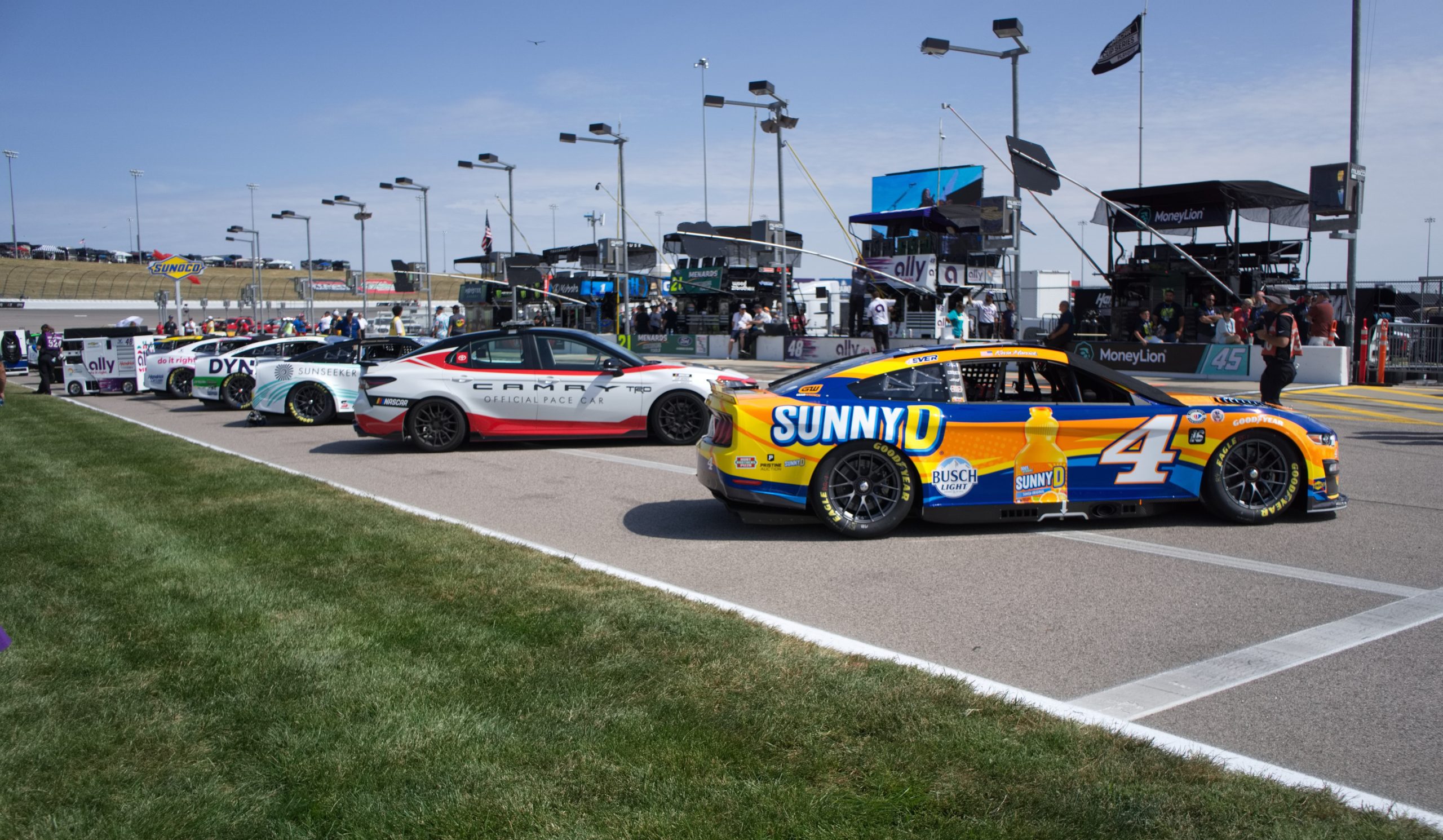 As corridas NASCAR contam com carros modificados e altamente potentes.