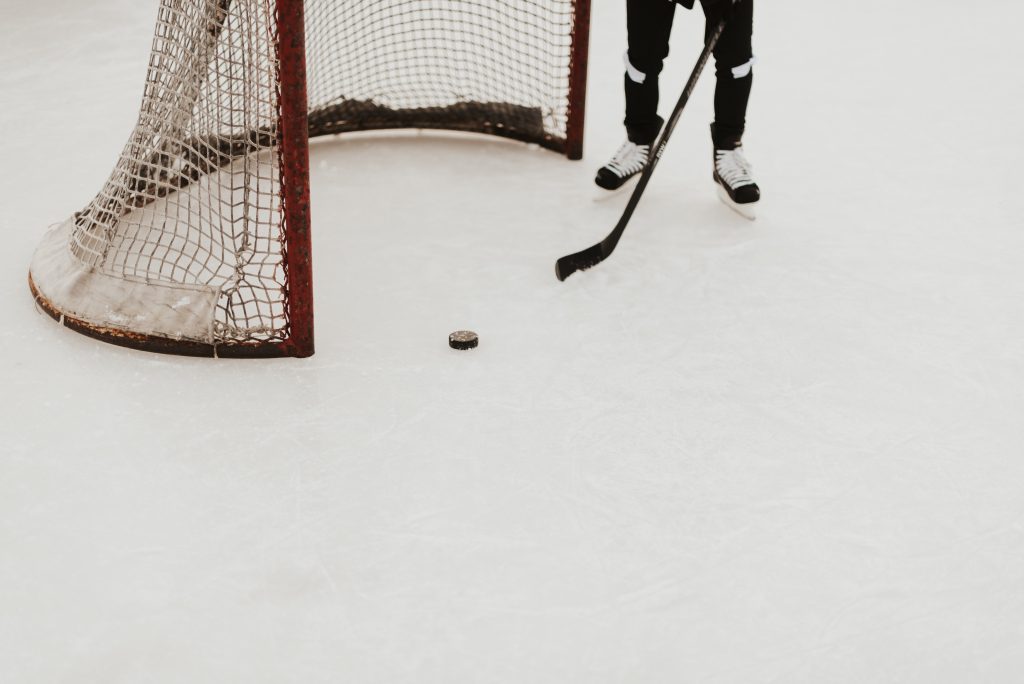 A NHL popularizou o hóquei no gelo ao redor do mundo.